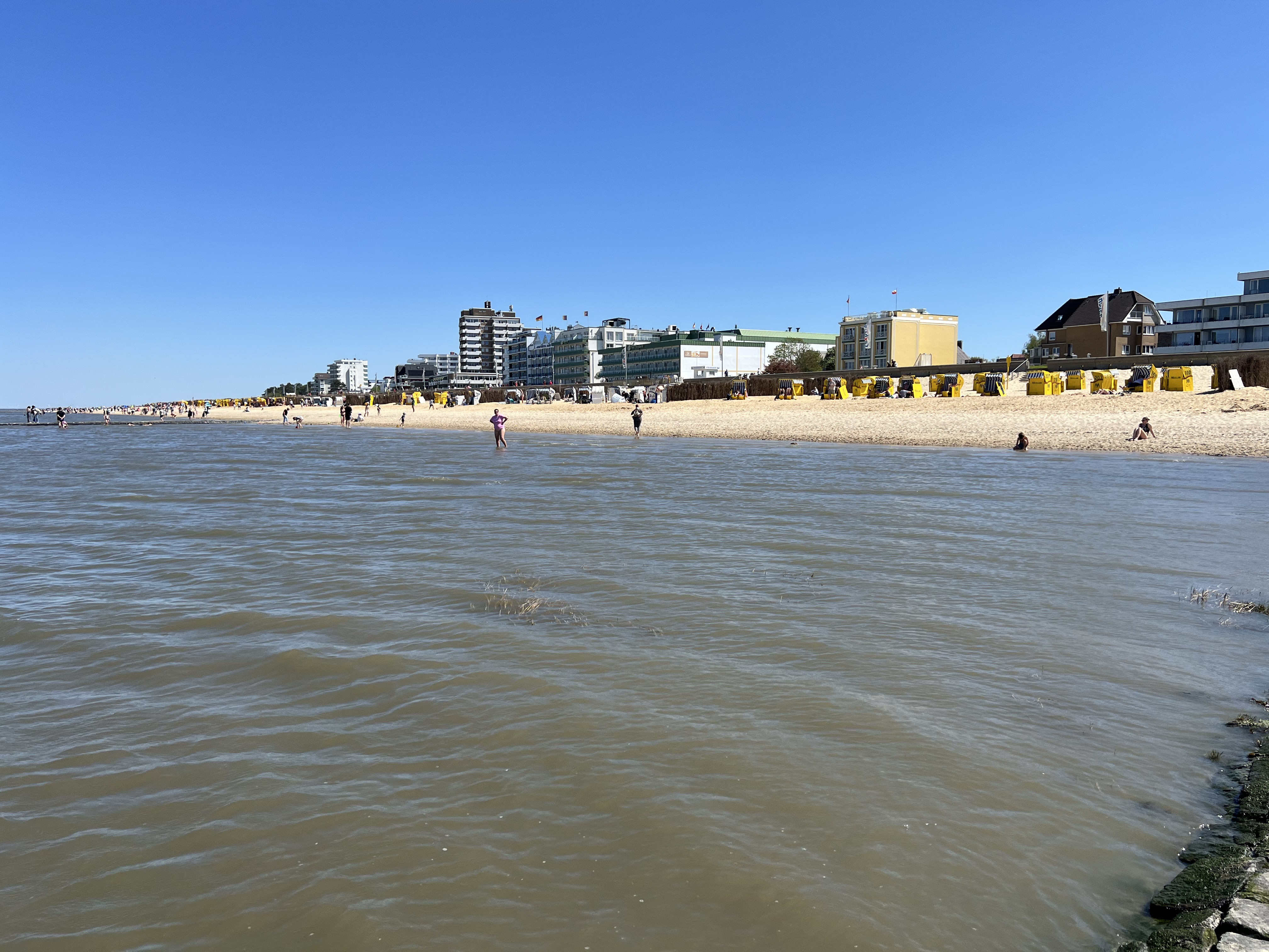 Weiter Sandstrand von Duhnen mit Blick auf Cuxhaven